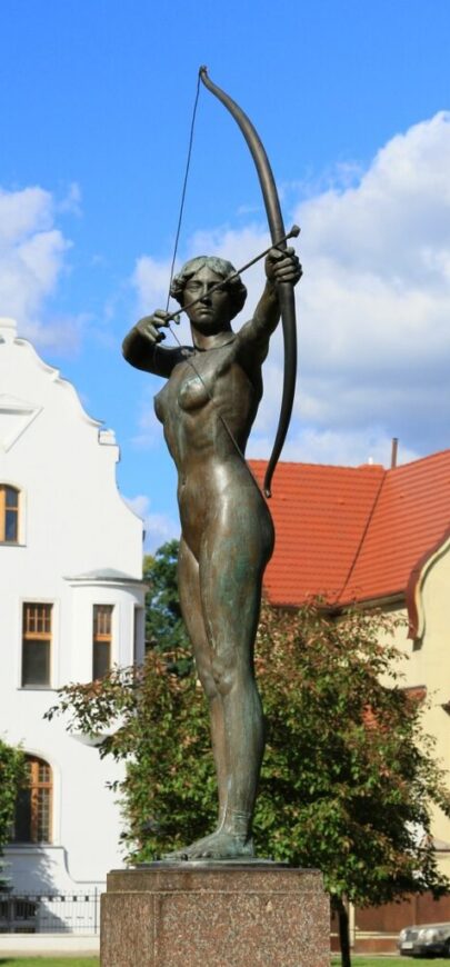 bydgoszcz archer poland sculpture 220079